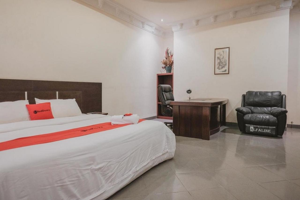 Hotel Reddoorz Premium @ Jalan Pal 10 Jambi Extérieur photo