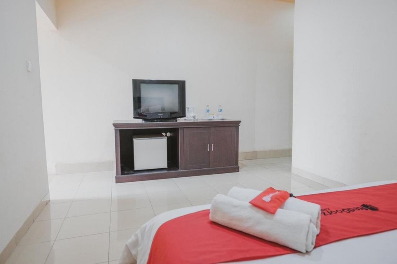 Hotel Reddoorz Premium @ Jalan Pal 10 Jambi Extérieur photo