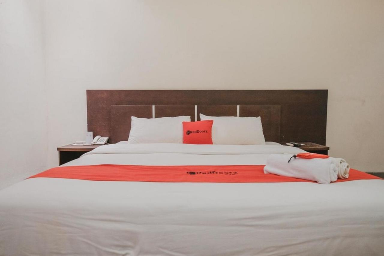 Hotel Reddoorz Premium @ Jalan Pal 10 Jambi Extérieur photo